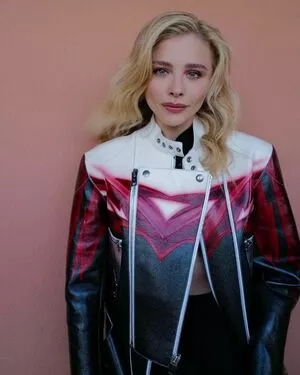 Chloë Grace Moretz / chloegmoretz nude photo #0177