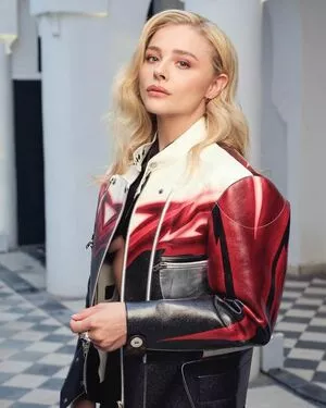 Chloë Grace Moretz / chloegmoretz nude photo #0180