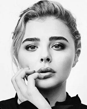 Chloë Grace Moretz / chloegmoretz nude photo #0244