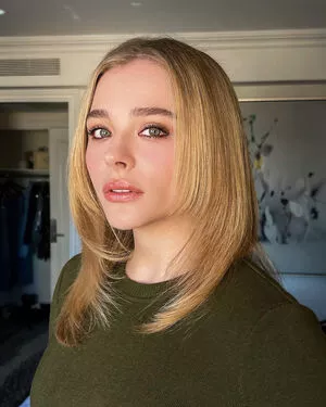 Chloë Grace Moretz / chloegmoretz nude photo #0320