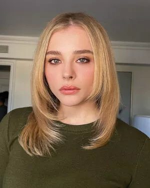 Chloë Grace Moretz / chloegmoretz nude photo #0321