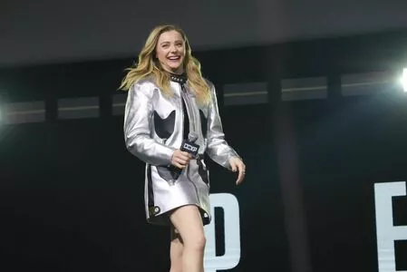 Chloë Grace Moretz / chloegmoretz nude photo #0362