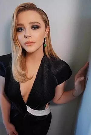 Chloë Grace Moretz / chloegmoretz nude photo #0377