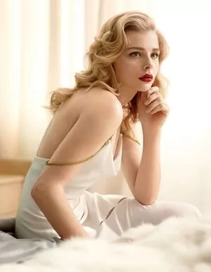 Chloë Grace Moretz / chloegmoretz nude photo #0378