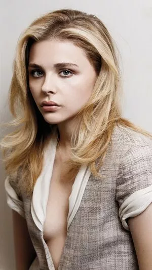 Chloë Grace Moretz / chloegmoretz nude photo #0400