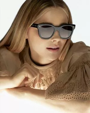 Chloë Grace Moretz / chloegmoretz nude photo #0425