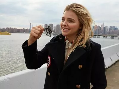 Chloë Grace Moretz / chloegmoretz nude photo #0434