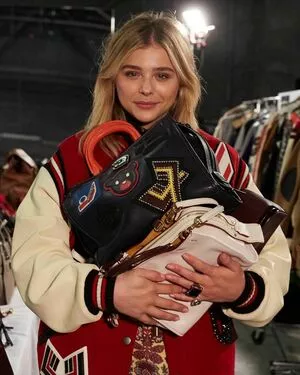 Chloë Grace Moretz / chloegmoretz nude photo #0435