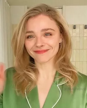Chloë Grace Moretz / chloegmoretz nude photo #0511