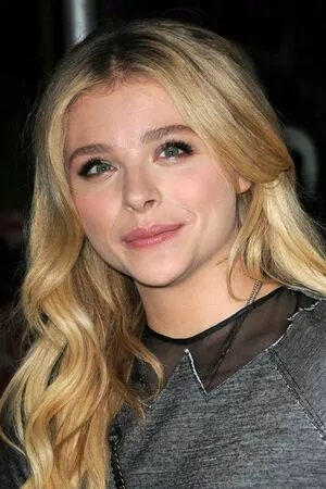 Chloë Grace Moretz / chloegmoretz nude photo #0541