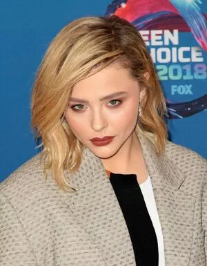 Chloë Grace Moretz / chloegmoretz nude photo #0593