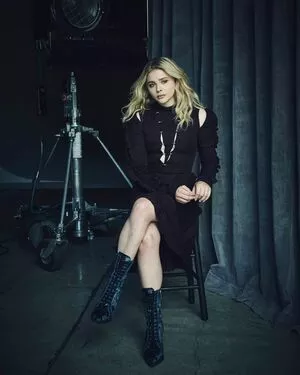 Chloë Grace Moretz / chloegmoretz nude photo #0604