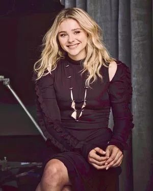 Chloë Grace Moretz / chloegmoretz nude photo #0606