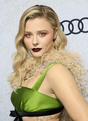 Chloë Grace Moretz / chloegmoretz nude photo #0683
