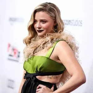 Chloë Grace Moretz / chloegmoretz nude photo #0684