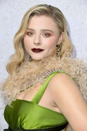 Chloë Grace Moretz / chloegmoretz nude photo #0704