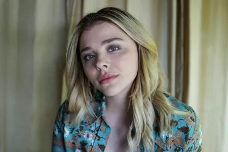 Chloë Grace Moretz / chloegmoretz nude photo #0735