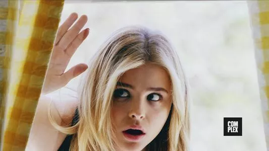 Chloë Grace Moretz / chloegmoretz nude photo #0821
