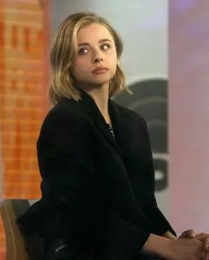 Chloë Grace Moretz / chloegmoretz nude photo #0895