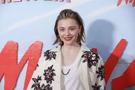 Chloë Grace Moretz / chloegmoretz nude photo #0913