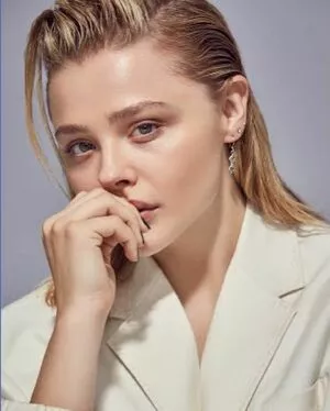 Chloë Grace Moretz / chloegmoretz nude photo #0992