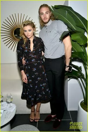 Chloë Grace Moretz / chloegmoretz nude photo #1023