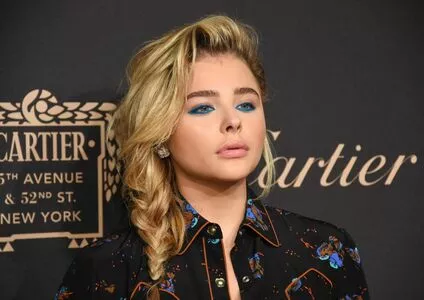 Chloë Grace Moretz / chloegmoretz nude photo #1027