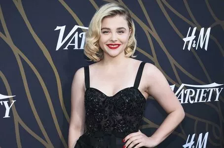 Chloë Grace Moretz / chloegmoretz nude photo #1099
