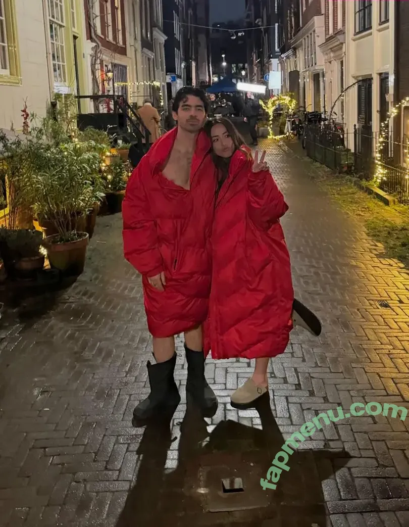 Chloe Bennet nude photo #0917 (chloebennet)