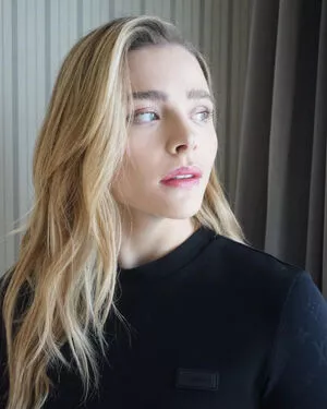 Chloe Grace Moretz / ChloeGMoretz nude photo #0335