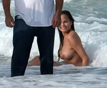 Chrissy Teigen / chrissyteigen nude photo #0110