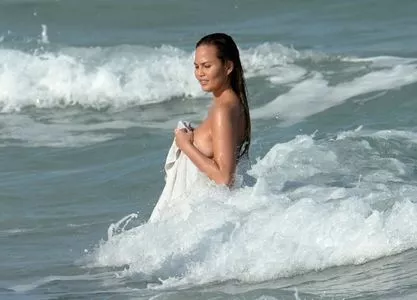 Chrissy Teigen / chrissyteigen nude photo #0113