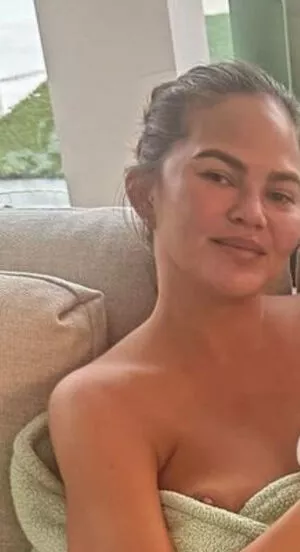 Chrissy Teigen / ChrissyTeigen nude photo #0383