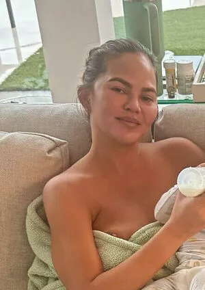 Chrissy Teigen / ChrissyTeigen nude photo #0384