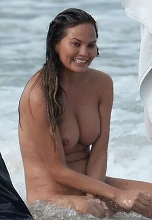 Chrissy Teigen / ChrissyTeigen nude photo #0535