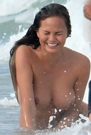 Chrissy Teigen / ChrissyTeigen nude photo #0536