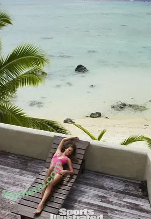 Chrissy Teigen / chrissyteigen nude photo #0985