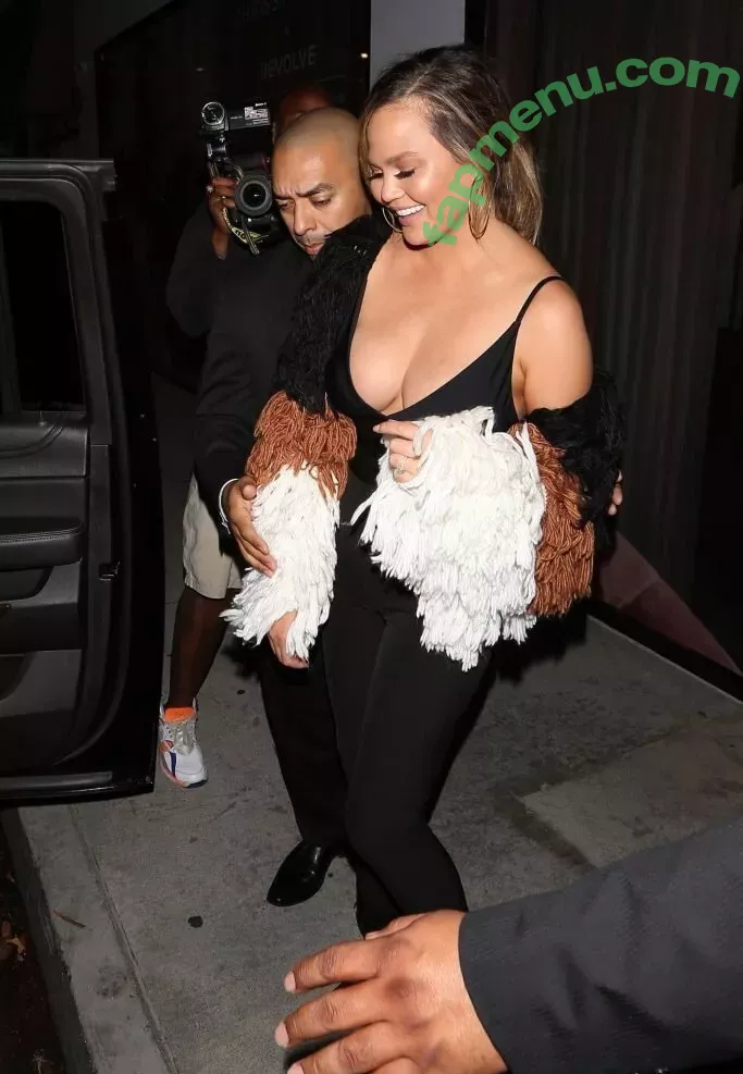 Chrissy Teigen nude photo #0052 (chrissyteigen)