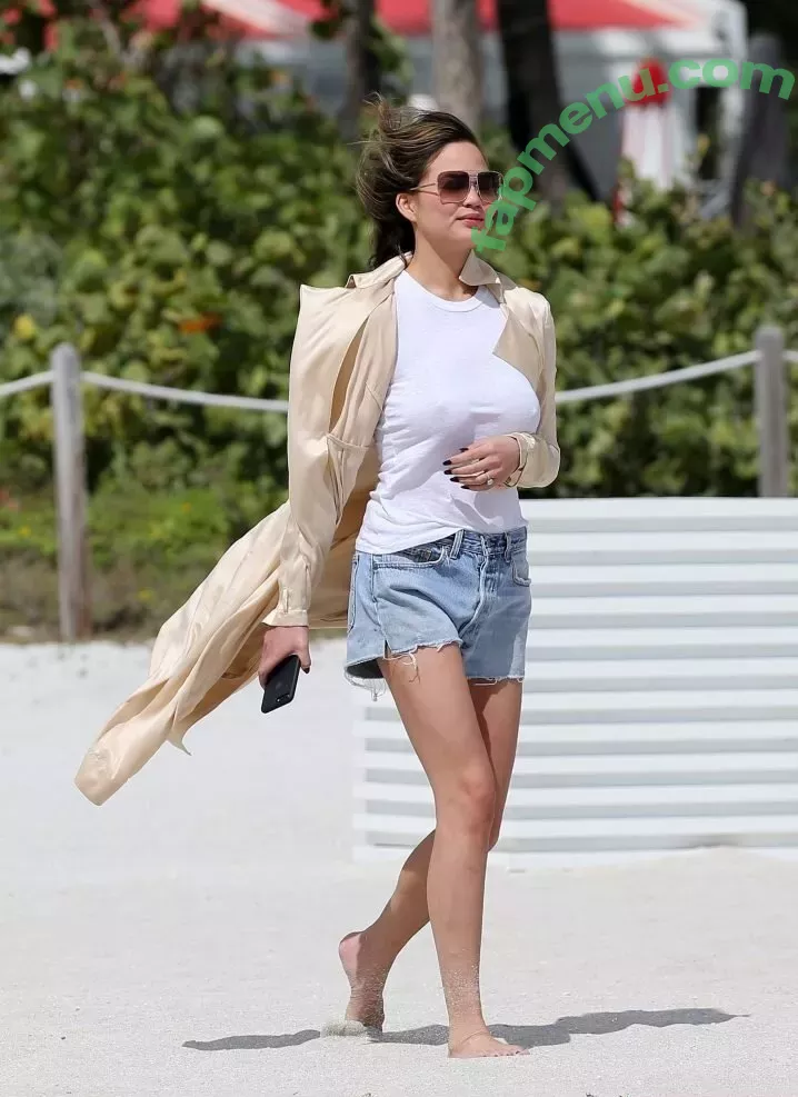 Chrissy Teigen nude photo #0070 (chrissyteigen)