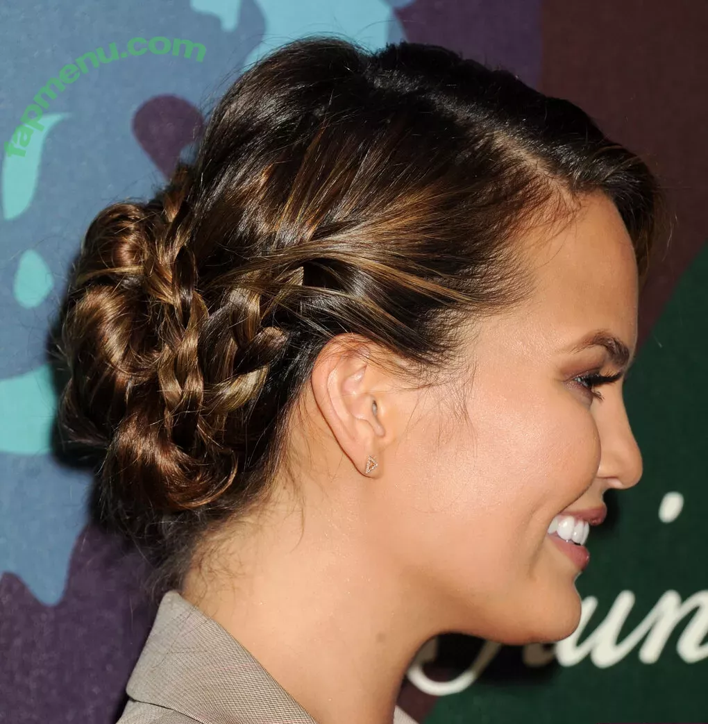 Chrissy Teigen nude photo #0196 (chrissyteigen)