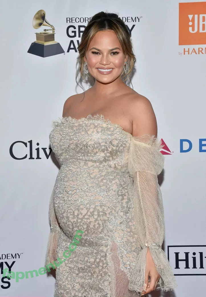 Chrissy Teigen nude photo #0238 (chrissyteigen)