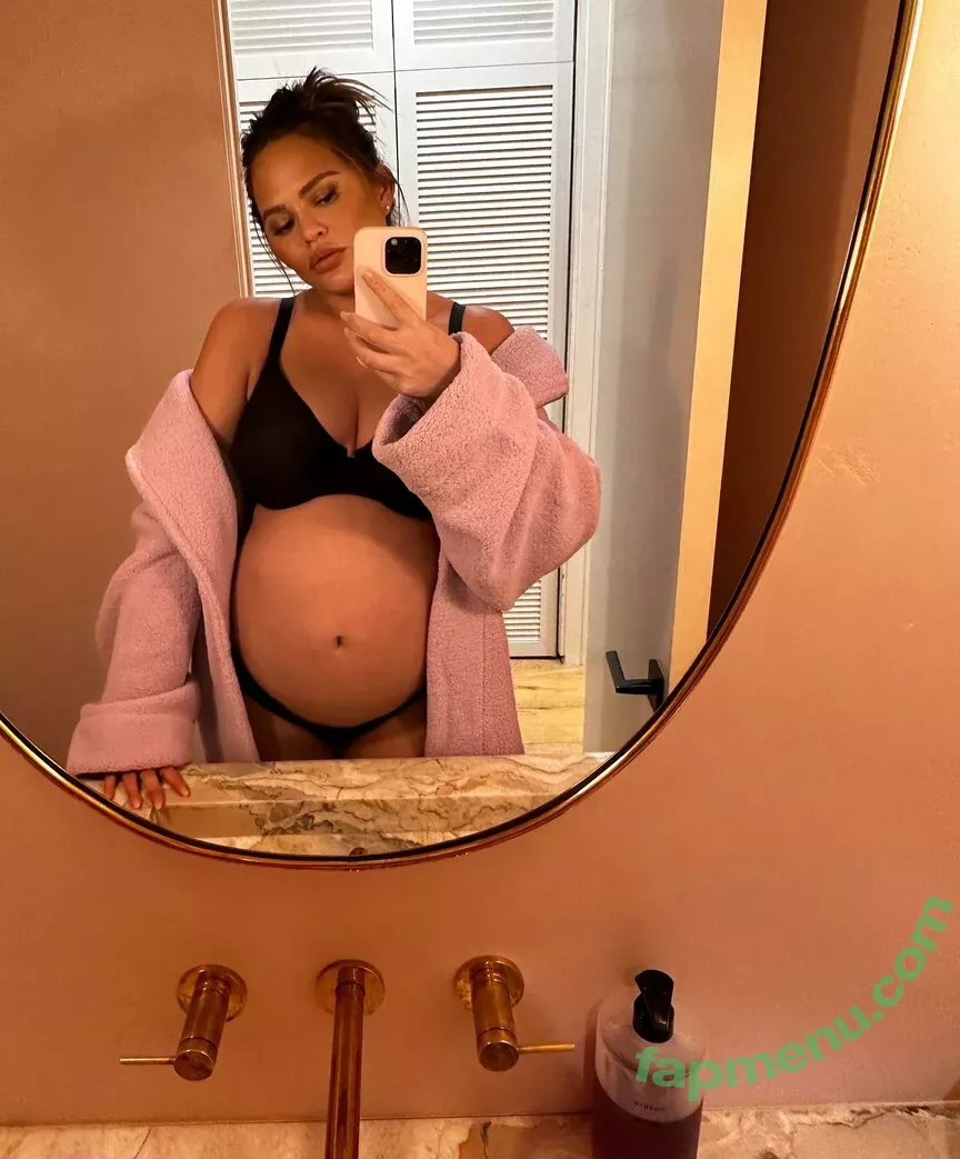 Chrissy Teigen nude photo #0360 (chrissyteigen)