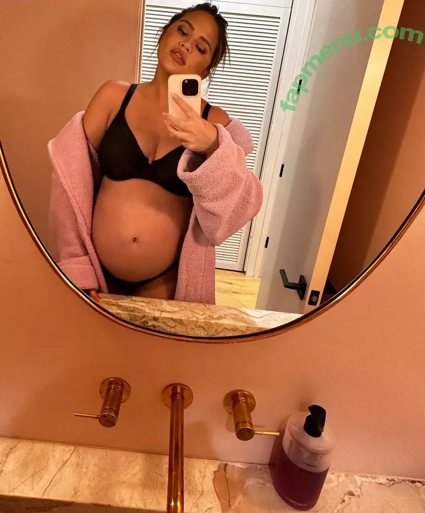 Chrissy Teigen nude photo #0362 (chrissyteigen)