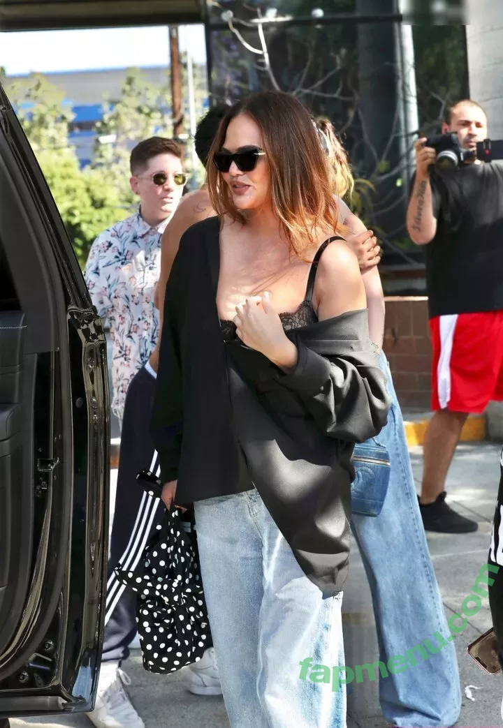 Chrissy Teigen nude photo #0656 (ChrissyTeigen)