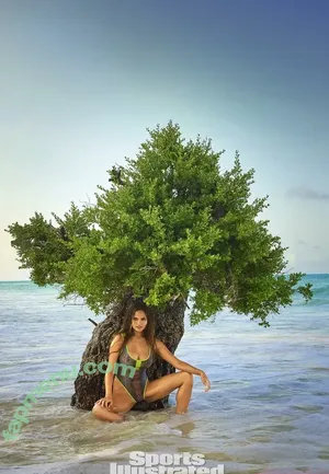 Chrissy Teigen / chrissyteigen nude photo #1046