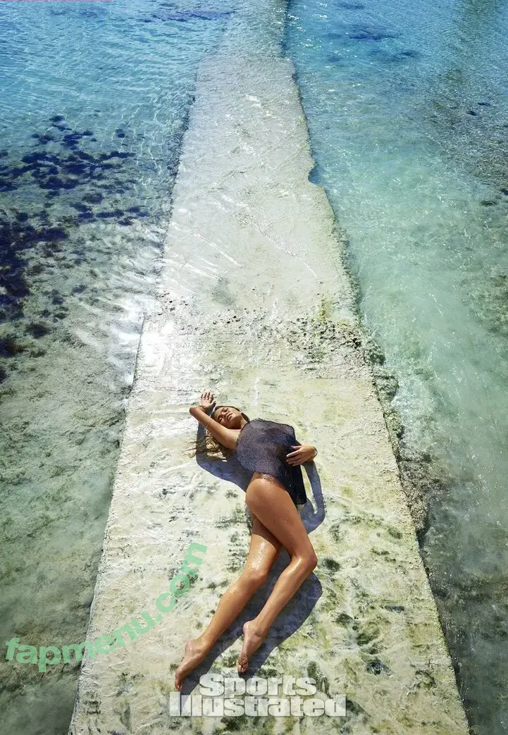 Chrissy Teigen nude photo #1025 (chrissyteigen)