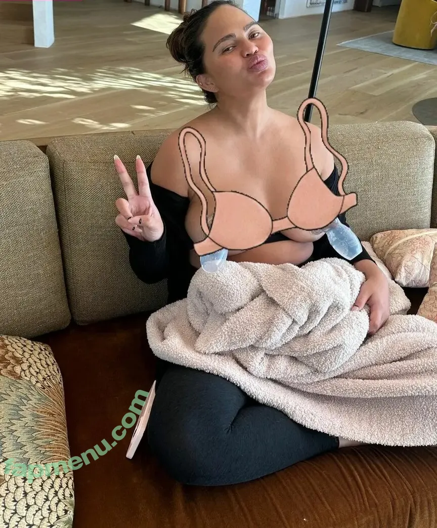 chrissyteigen nude photo #0001 (Chrissy Teigen)
