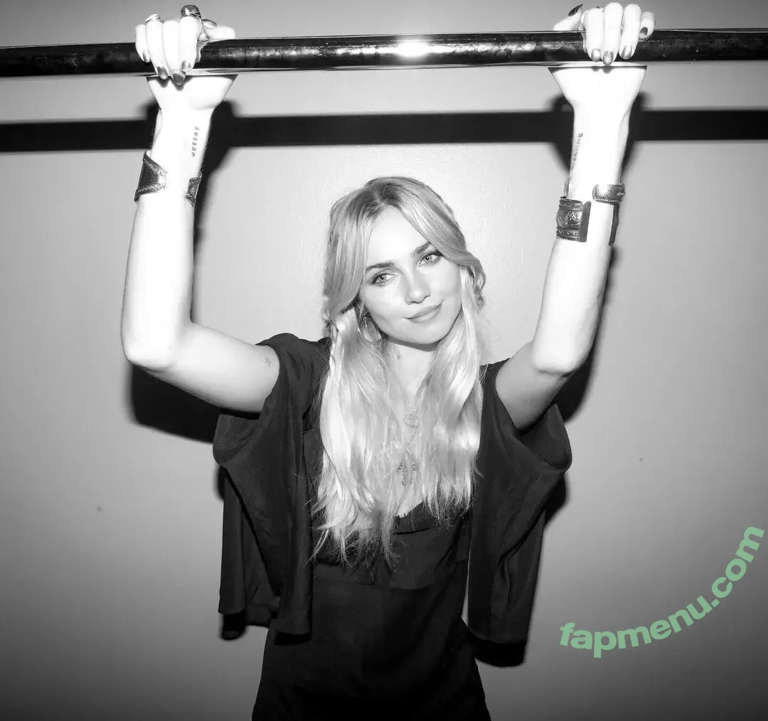 Claire Rosinkranz nude photo #0120 (clairerosinkranz / illustrious_trap)