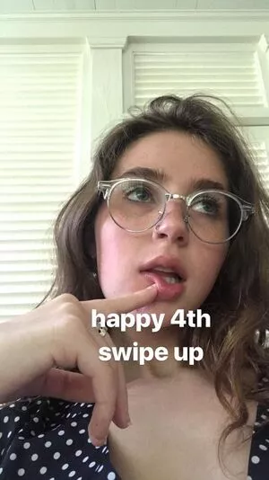 Clairo / Claire Cottrill nude photo #0007