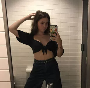 Clairo / Claire Cottrill nude photo #0015